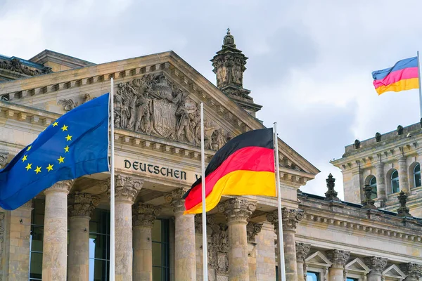 Detalle del edificio del Reichstag y banderas alemanas y de la UE — Foto de Stock