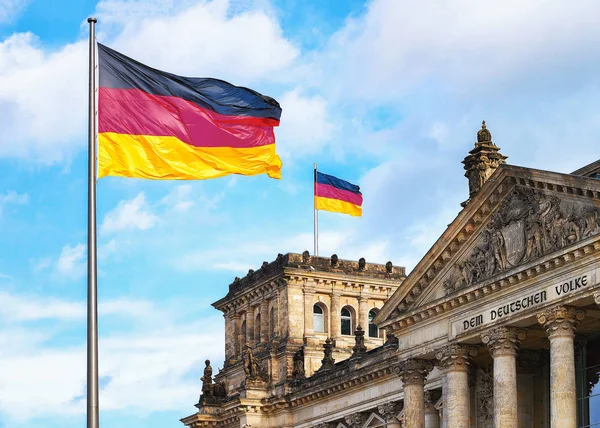国会大厦和德国旗子的细节在柏林 — 图库照片