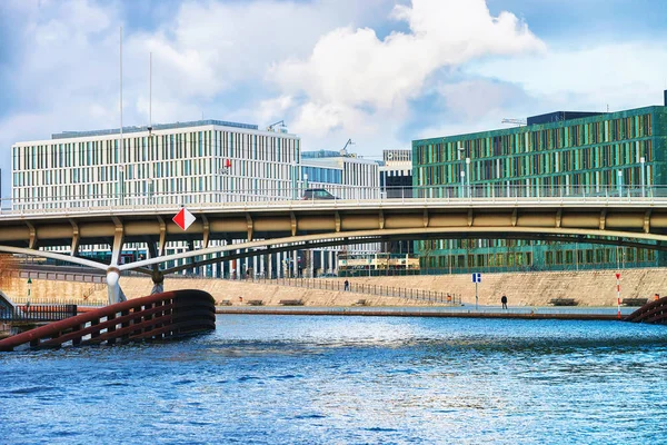 Business centrum och bron över Spree floden Berlin Mitte — Stockfoto