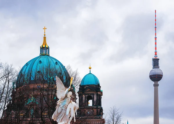 Berliner Dom székesegyház és a televízió torony Berlin — Stock Fotó