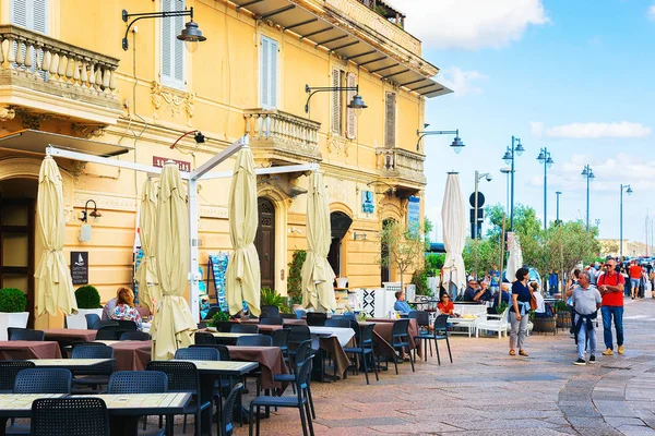 People in street cafe on Corso Umberto Street in Olbia — Stock Photo, Image