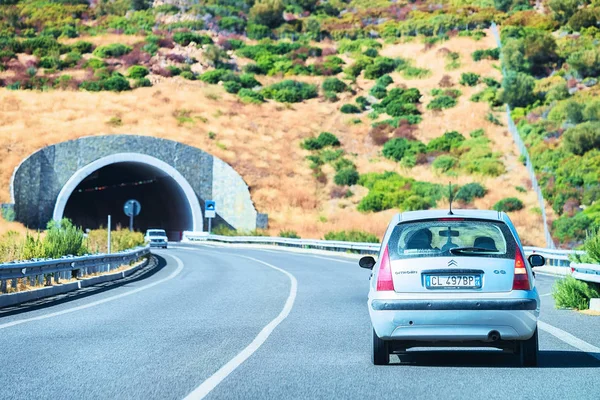 Bil på väg med gångtunnel Cagliari Sardinien — Stockfoto