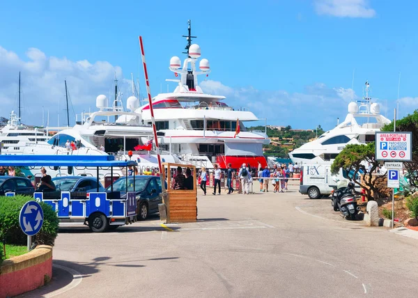 Emberek az Embankment töltésénél jachtok, Porto Cervo Szardínián — Stock Fotó