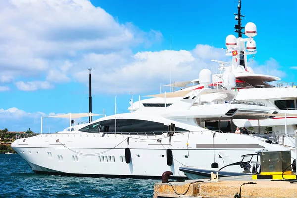 Luxusyachten in der Marina in porto cervo costa smeralda sardina — Stockfoto