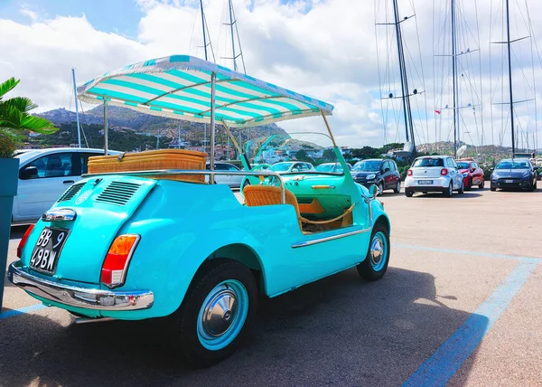 Cabriolet coche en el aparcamiento Porto Cervo Cerdeña —  Fotos de Stock