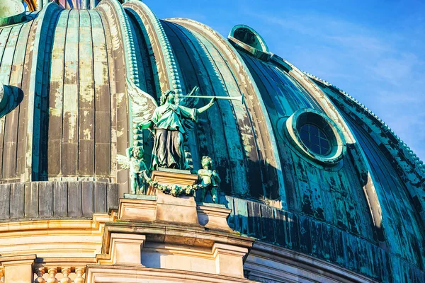 Статуя ангел на Berliner Тіргоню в Берліні — стокове фото