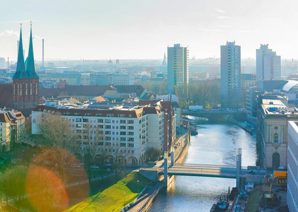 Stadsgezicht met de rivier de Spree in Berlijn — Stockfoto