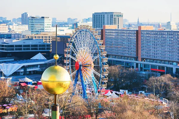 Великое Берлинское колесо и Святая Мария в Берлине — стоковое фото