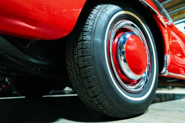 Rueda de coche rojo retro en el garaje en Berlín —  Fotos de Stock