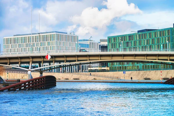 Business centrum och bron över floden Spree på Berlin Mitte — Stockfoto