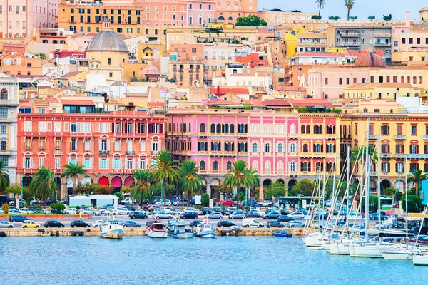 Stadsgezicht met jachthaven in de Middellandse Zee in Cagliari — Stockfoto