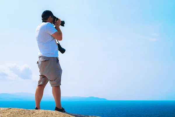 Mannen med kameran tar bilder av Medelhavet Capo Testa — Stockfoto