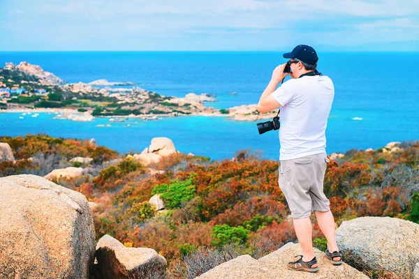 Mannen med kameran tar bilder Medelhavet Capo Testa — Stockfoto