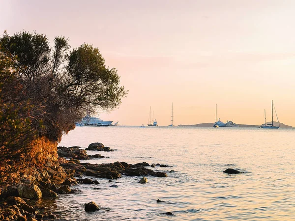 Jachtok és hajók, Porto Rotondo kikötőjében, a Costa Smeralda Sardinia — Stock Fotó