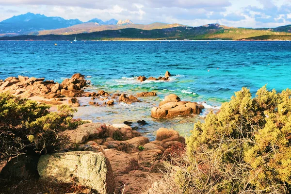 Sonnenaufgang und Felsen am Strand von Capriccioli an der Costa Smeralda in Sardinien — Stockfoto