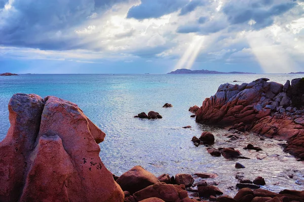 Sonne unter Wolken am Strand von Capriccioli an der Costa Smeralda in Sardinien — Stockfoto