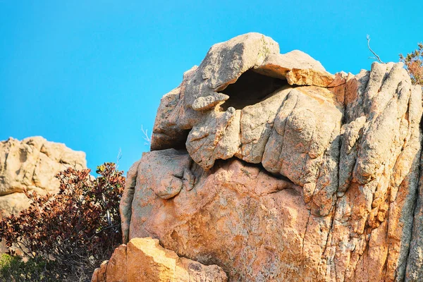 Montanhas em forma de cabeça na Costa Esmeralda Sardenha — Fotografia de Stock