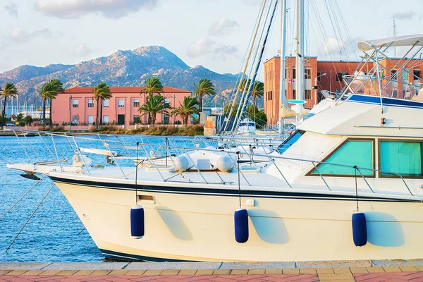 Hafen mit Luxusschiff auf Olbia Sardinen — Stockfoto