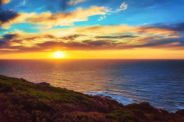 Romántica puesta de sol sobre el mar Mediterráneo en Portoscuso Carbonia Cerdeña — Foto de Stock