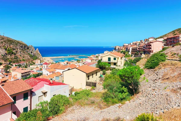 Arquitetura da cidade de Buggerru no Mar Mediterrâneo na Sardenha do Sul — Fotografia de Stock