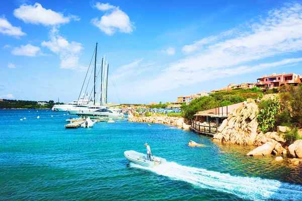 Velero en Porto Cervo resort Costa Smeralda Sardina — Foto de Stock