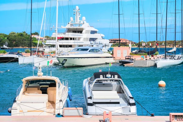 Yacht di lusso al porto turistico di Porto Cervo Costa Smeralda Sardina — Foto Stock