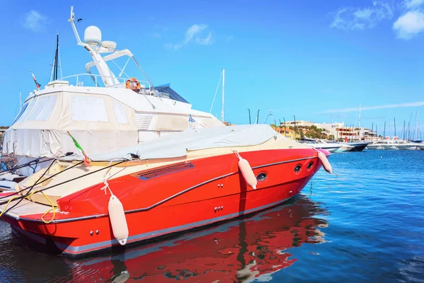 Luxejacht in de jachthaven van Porto Cervo Costa Smeralda Sardina — Stockfoto