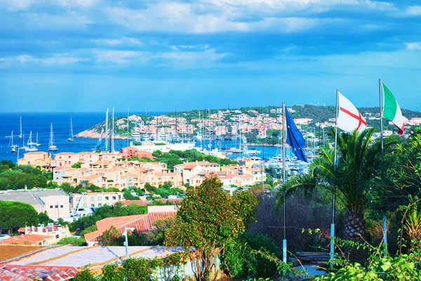 Stadsgezicht met luxe jachten in jachthaven in Porto Cervo Sardina — Stockfoto