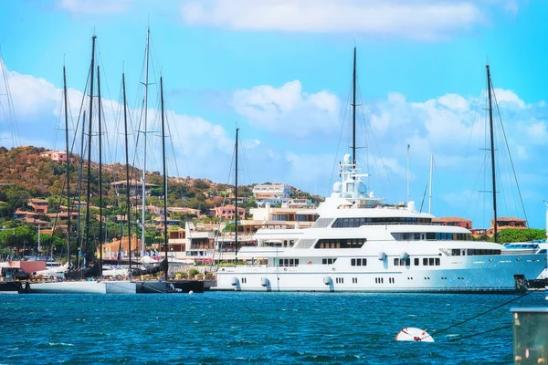 Paisaje urbano con yates de lujo en el puerto deportivo de Porto Cervo Sardina —  Fotos de Stock