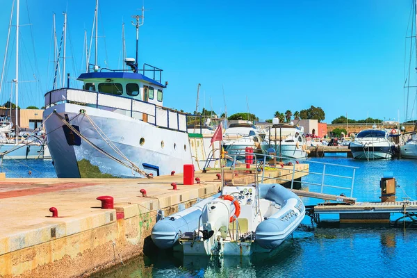 Přístav s loděmi a jachtami v Villasimius Cagliari Jižní Sardinie — Stock fotografie