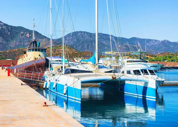 Přístav s katamaránem a jachty v Villasimius Jižní Sardinie — Stock fotografie