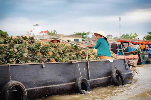 Women selling pineapples at Floating market in Can Tho — Stock Photo, Image