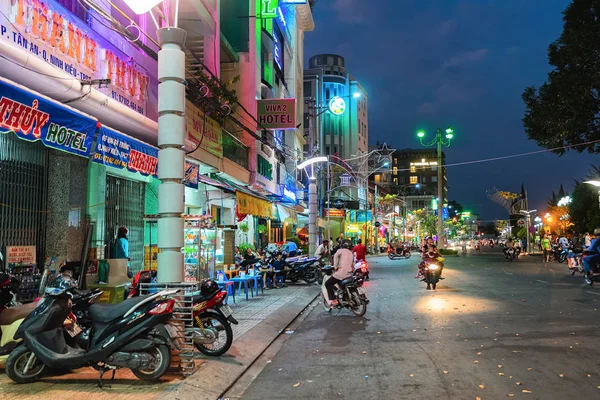 Calle con gente en motocicletas en Can Tho por la noche — Foto de Stock