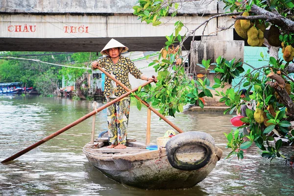 妇女在船在三角洲湄公河在罐头寿 — 图库照片