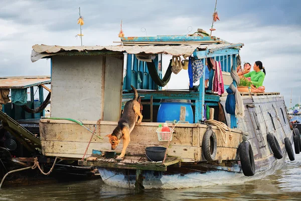 Family living in boat at Floating market Mekong Can Tho — Stock Photo, Image