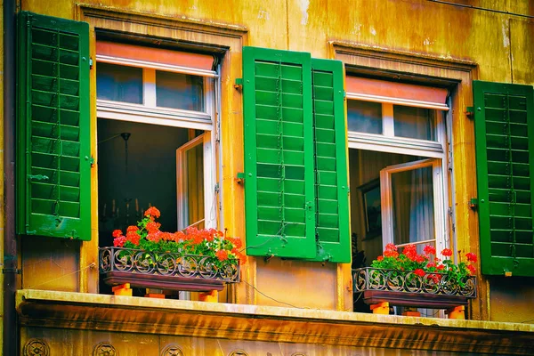 Janelas com persianas verdes no Kramgasse no verão de Berna — Fotografia de Stock