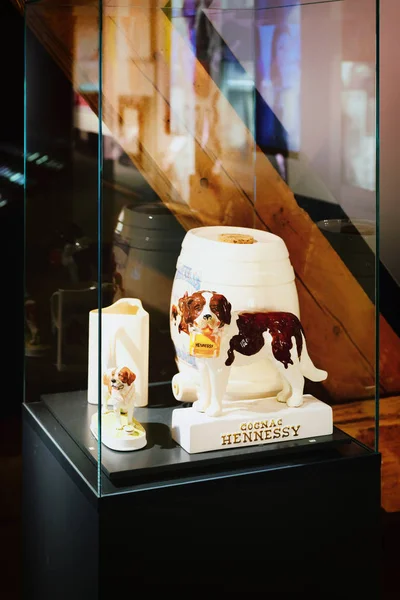 Handmade bottle and statues with Saint Bernard dog Martigny museum — Stock Photo, Image