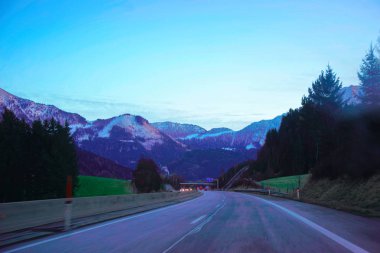 Alp Dağları Avusturya için alacakaranlık manzaralı yol