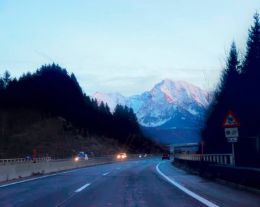 Avusturya Alpleri dağlar üzerinde alacakaranlık manzaralı yol