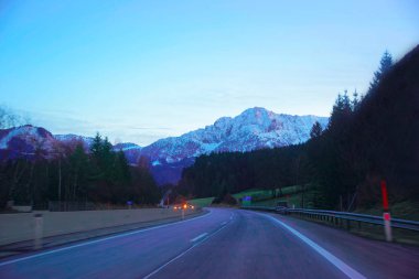 Vizyon yol ve alacakaranlık Avusturya Alp Dağları üzerinde