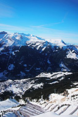 Wengen köy ve Lauterbrunnen şehir Bernese Oberland havadan görünümü