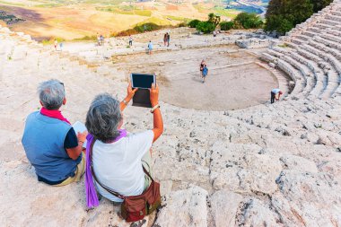 Segesta eski tiyatro fotoğraf çekmek insanlar