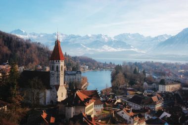 Thun kilise ve Alpler Thunersee ile şehir panoraması