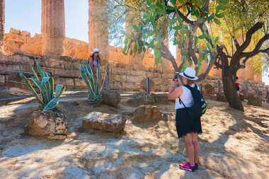 Juno Temple Agrigento Sicilya kadına