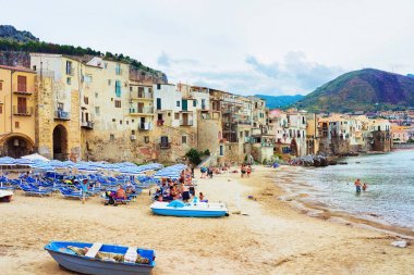 Tekneler ve insanlarla Cefalu Sicilya plajda sahil