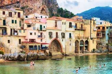 Seaside Cefalu eski şehirde Sicilya İtalya