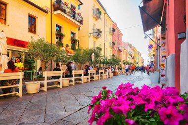 İnsanlar Olbia sokakta Corso Umberto sokak kafe