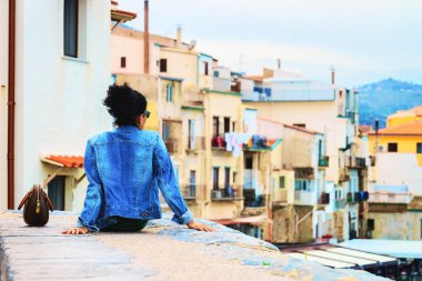 Cefalu eski şehir sokakları Sicilya oturan genç kadın