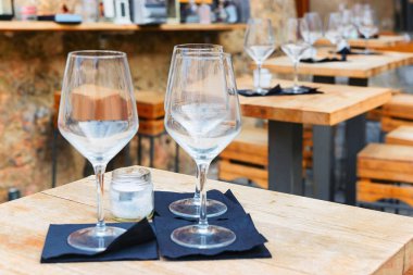 Cefalu eski şehir Sicilya Street restoranda masa mutfak eşyaları