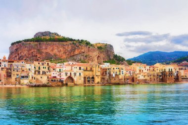 Cityscape Cefalu eski şehrin ve Akdeniz'in Sicilya